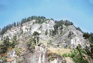 Rocky terrain en route Rohtang
