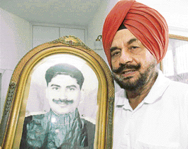 Lieut-Col R.S. Randhawa with his brother Major B S Randhawas picture at his Sector 39 residence in Chandigarh.