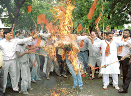 BJYM activists burn actor Salman Khans effigy in front of Batra Cinema in Sector 37, Chandigarh