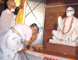 Delhi Chief Minister Sheila Dikshit paying obeisance to Acharya Sri Nagrajji at Nirman Vihar in the Capital on Sunday.