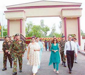 Lieut-Gen Hari Prasad, GOC-in-C, Northern Command, along with parents of Late Lt. Triveni Singh after inaugurating a gate in the martyred officers memory in Pathankot
