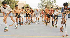 Gaurav narrates the chain snatching incident to a policeman in Sector 23 in Chandigarh on Wednesday. 