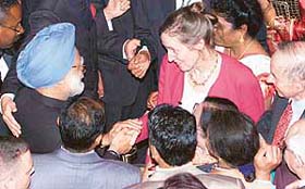 Prime Minister Manmohan Singh mingles with the Indian community at the reception in his honour by the Indian Ambassador to the USA in Washington