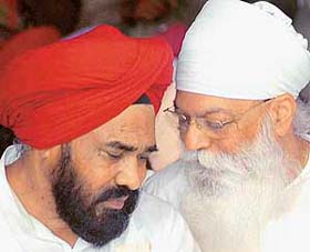Leadership tips?: The outgoing president of the Punjab Congress, Mr H.S. Hanspal, whispers in the ear of the party chief, Mr Shamsher Singh Dullo, at Punjab Congress Bhavan, Chandigarh