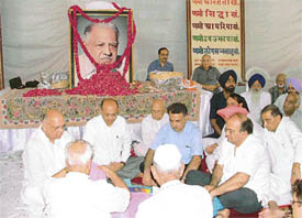 People pay tribute to the late Vidya Sagar Oswal, founder of the Oswal Group of Industries in Ludhiana on Thursday