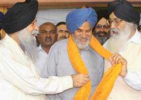 Mr Parkash Singh Badal and Capt Kanwaljit Singh present a siropa to Mr Hamir Singh Ghagga, a former Congress minister who joined the Shiromani Akali Dal in Chandigarh