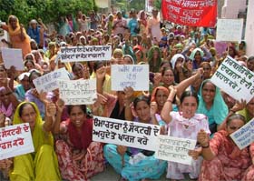 Anganwadi workers protest outside Punjab Finance Minister Surinder Singla’s residence in favour of their demands in Bathinda