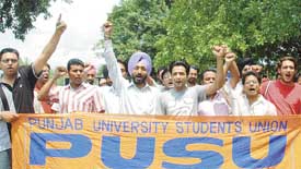 PUSU and UIET students protest outside the VC office