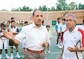 Lt- Gen A.S. Pattabhiraman, GOC-in-C, Western Command, talks to Mr Akhtar Ali