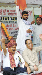 Delhi BJP President Dr Harsh Vardhan leads a dharna against Delhi Government on the issue of price hike of electricity and water at Jantar Mantar in the Capital