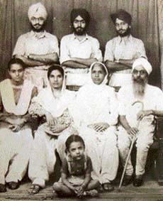 Rare PORTRAIT: Saudagar Singh Bhikhari (first from right, first row) with his family