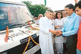 Mr Pawan Kumar Bansal hands over the keys of mobile medicare van to the HelpAge India's country head, Mr Mathew Cherian, at Colony No. 5