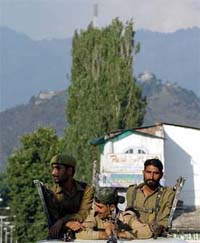 Soldiers leave after a gun battle with militants in Srinagar