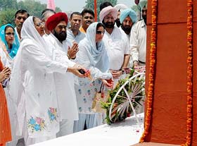 Punjab Deputy Chief Minister Rajinder Kaur Bhattal, PPCC President Shamsher Singh Dullo, MP from Patiala Preneet Kaur and Chief Minister Amarinder Singh pay homage to Shaheed Udham Singh in Sunam