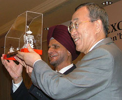FICCI President Onkar S. Kanwar presents a Mahabharata sculpture to Ban Ki Moon, Minister of Foreign Affairs & Trade, Republic of Korea, at a meeting in New Delhi on Monday.  