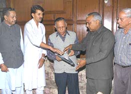 A delegation of the Kangra district BJP led by its President, Mr Ramesh Dhawala (2nd from right), submit a memorandum to Governor V.S. Kokje (centre) at Raj Bhavan in Shimla on Wednesday.