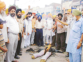 Akali leaders burn an effigy of the Chief Minister, Mr Amarinder Singh, in protest against unscheduled power cuts in Ludhiana on Wednesday.