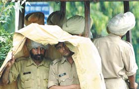 Some police personnel caught in the rain in the Capital