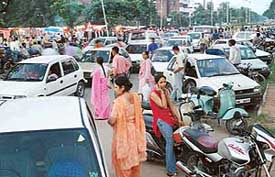 Traffic chaos on the road dividing Sectors 32 and 33 due to an Apni Mandi in Sector 33
