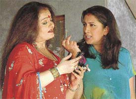 Apara Mehta and Smriti Irani in the play Kuchh Tum Kaho, Kuchh Hum Kahein staged at Guru Nanak Bhavan, Ludhiana