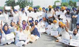 Activists of the Sikh Studentss Federation and victims of the riots hold a protest in Ludhiana on Tuesday