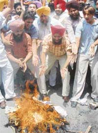Activists of various Sikh organisations burn an effigy of the Congress for not taking action on the recommendations of the Nanavati report in Amritsar
