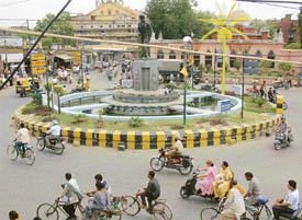 Roundabouts in the city often create traffic problems. 