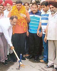 Mr Surinder Dawar, Parliamentary Secretary, along with area councillor Sanjay Talwar, inaugurates a project for laying pavements in Mohar Singh Nagar, Ludhiana