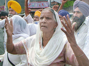 Victims of anti-Sikh riots of 1984 protest against the Central Government at Amritsar on Wednesday.