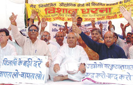 BJP Delhi President Dr. Harsha Vardhan leading a dharna against Delhi CM Sheila Dikshit and Industry Minister Mangatram Singhal on the issue of Industry Plan 