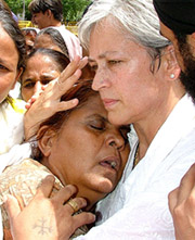 Congress leader and social activist Nafisa Ali consoles a widow of the 1984 riots during a demonstration at Parliament Street in New Delhi on Thursday. 