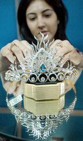 Indian jewellery designer Nidhi Chawla poses with her jewel-studded crown at the ZAK Jewels 2005 show in New Delhi on Friday