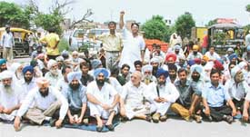 Residents of Simla Puri hold a dharna against the district administration in Ludhiana on Saturday