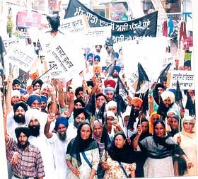 Protesters at a rally organised by the Shiromani Akali Dal at Sanaur demanding punishment for those named in the Nanavati report