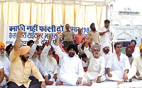 Members of Sikh community sitting on dharna against Congress leaders Jagdish Tytler and Sajjan Kumar 