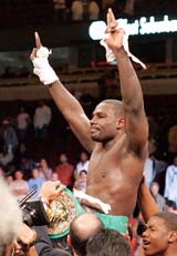USAs Hasim Rahman exults after defeating compatriot Monte Barrett for the interim WBC heavyweight championship title in Chicago on Saturday