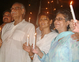Veteran journalist Kuldip Nayar, actress Nandita Das and Pakistan human rights activist Asma Jehangir hold candles during India's Independence Day celebrations at the Wagah joint checkpost on Sunday midnight.