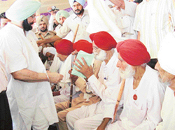 The Punjab Chief Minister, Capt Amarinder Singh, honours freedom fighters during an Independence Day function at Mansa on Monday.