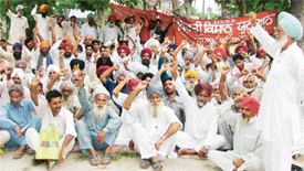 Members of the CPI-ML stage a demonstration at Chatar Singh Park, Ludhiana, on Tuesday to protest against the governments inaction over the Nanavati Commission report