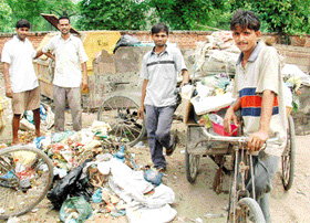 While MC shirks its duty of garbage collection, migrant labourers find a business opportunity in garbage lifting