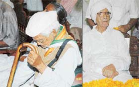 A freedom fighter falls asleep waiting for the chief guest at a conference of freedom fighters held in Ludhiana on Wednesday