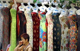 A Chinese shopkeeper waits for customers at a clothes shop in Nanjing on Wednesday. Chinas Foreign Minister Li Zhaoxing said he was confident that the talks on Chinas surging textile exports to the USA would end successfully.