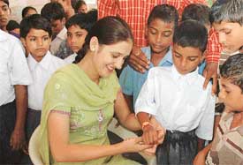 Kirandeep Kaur Jakhar, Miss World Punjaban, ties rakhis to mentally challanged