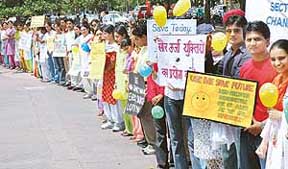 Students of Government College of Education and other schools form a human chain to create awareness on Non-conventional sources of energy at the Plaza, Sector 17, Chandigarh