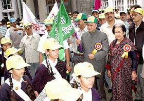 Chief Minister Virbhadra Singh flags off the Akshay Urja Rally in Shimla