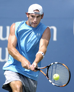 Robby Ginepri of the USA hits a return to Russias Marat Safin during their quarterfinal at the Cincinnati Masters tennis tournament in Ohio on Friday. Ginepri won 6-2, 6-3.