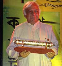 ONGC Chairman and Managing Director Subir Raha displays the 'Hall of Fame' Award presented to him in Kolkata 