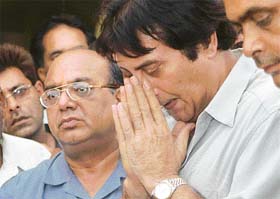 Actor-turned-politician Vinod Khanna in a pensive mood during the last rites of his brother-in-law Balwant Walia who died in Jalandhar