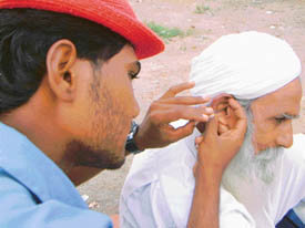 Near Jhajgarh and Shani Mata Mandir, Hall Gate, a troop of ear-cleaners or Lal Topiwalas, as they are popularly referred to, descends in mornings. 