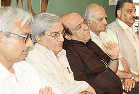 SAFMA delegates (from left to right) Mr Satnam Manak, Mr Munir Ahmad, Mr Imtiaz Alam, Mr K.K. Katyal and Mr Safiq-ul-Rahman during an interaction at the Chandigarh Press Club on Thursday.